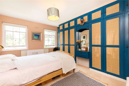 A beautifully presented three bedroom house with large west facing garden in a fantastic Islington location just moments from Highbury & Islington station. - Photo 3