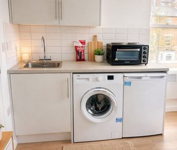 Studio Flat, Minister House, W3 - Photo 1