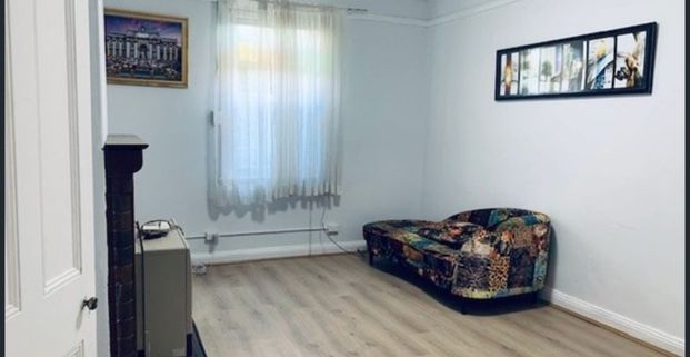 ROOM ACCOMODATION - EVERYTHING JUST A SHORT WALK AWAY - Photo 1