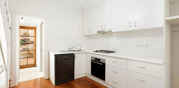 Charming Fully Furnished Two-Bedroom Garden Terrace in Quiet and Private Location - Photo 2