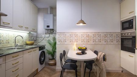 Room in a shared 6-bedroom apartment for rent in el Gòtic - Photo 3
