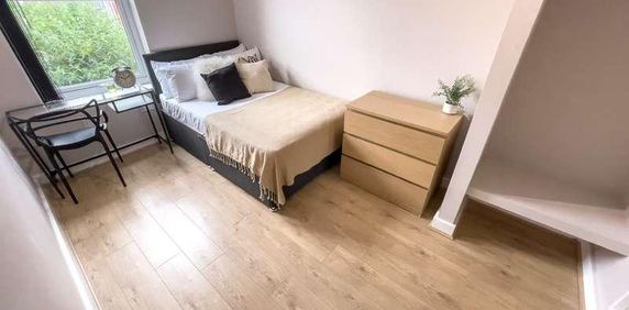 Esher Road, L6 - Photo 2