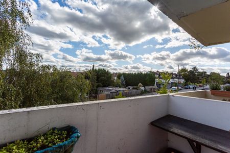 Bishopsford Road, Morden, SM4 - Photo 3