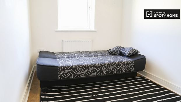 Bright room in 3-bedroom house in Donaghmede, Dublin - Photo 1