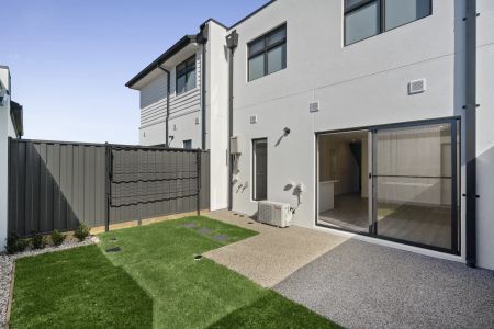Brand New Modern & Stylish Townhouse in the Grand Central Estate Tarneit! - Photo 5