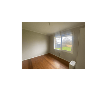 Comfort & Convenience – Updated Home with Spacious Backyard in Prim... - Photo 2