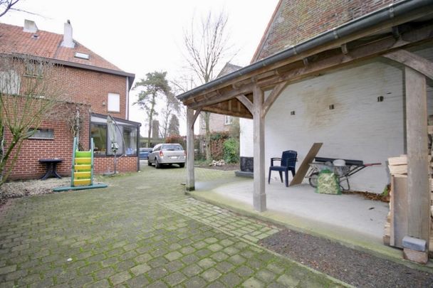 Instapklare, half-open woning met 3 slpk, bijgebouw en oprit voor 985 EUR/mnd - Photo 1