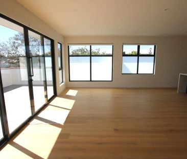 “Brand-New Luxury Townhouse!” - Photo 6