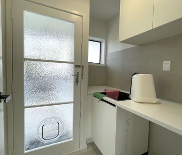 Recently Renovated 3-Bedrooms Home in Quiet Sunnyhills Cul-de-Sac - Photo 2