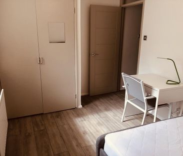 1 bedroom in a flat share to rent - Photo 2