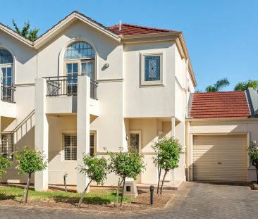 Modern Two-Storey Townhouse in a Secure, Quiet Group - Photo 3