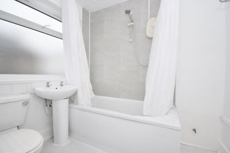 Flat to rent - Castle Hill, Rochester, ME1 - Photo 5