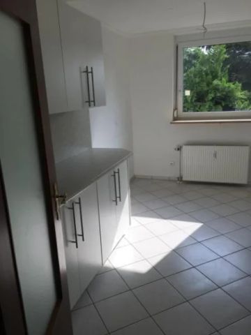 ERDGESCHOSSWOHNUNG IN STEIN-DEUTENBACH - EINBAUKÜCHE - WANNE/DUSCHE - SEPARATES WC - Foto 5