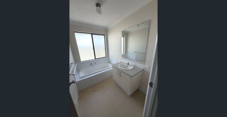 Beautiful 4-Bedroom Family Home in Sought-After Eglinton - Photo 5