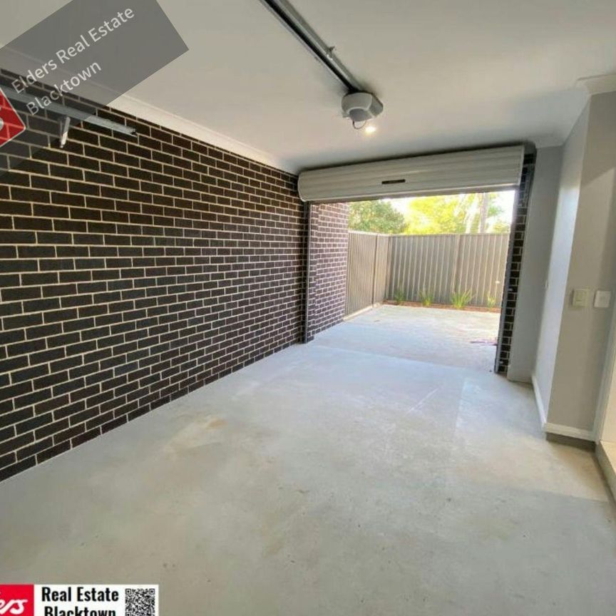 SPACIOUS TOWNHOUSE LESS THAN 5 MINS FROM STATION! - Photo 1