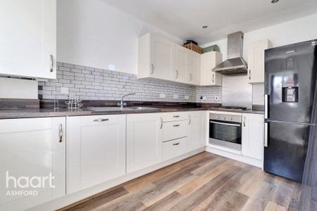 3 bedroom semi-detached house to rent - Photo 5