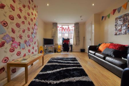 5 bedroom House in Langdale Gardens, Leeds - Photo 4