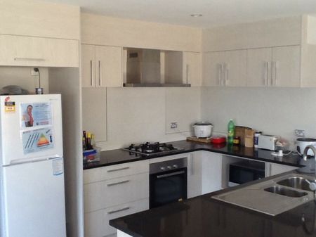 Spacious living - Photo 2
