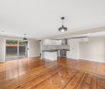 SPACIOUS FOUR BEDROOM HOME WITH LARGE BACK YARD - Photo 4