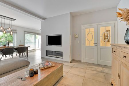 Ruim appartement met 2 slpks, parkeerplaats en dubbele garagebox in Mol-centrum ! - Photo 2