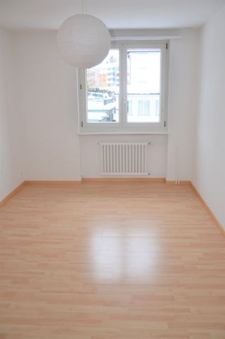 "4-Zimmer-Wohnung an zentraler Lage mit Balkon" - Photo 2