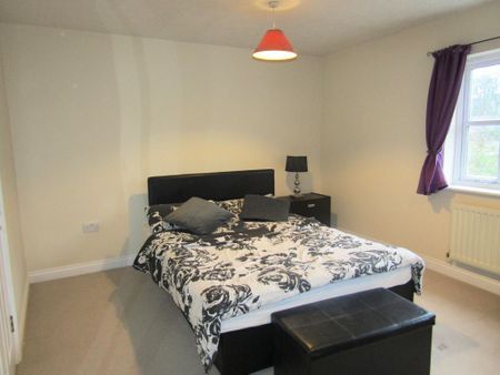 4 bed House - To Let - Photo 5