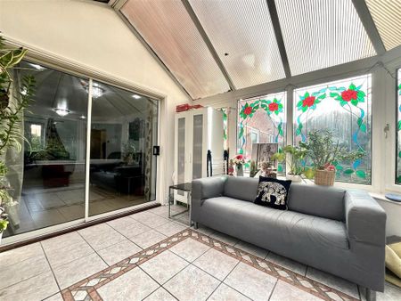 5 bedroom detached house to rent - Photo 2