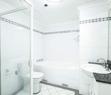 Resort-Style Apartment in the Heart of Chatswood - Near Station! - Photo 4