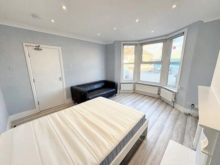 1 bedroom in a house share to rent - Photo 2