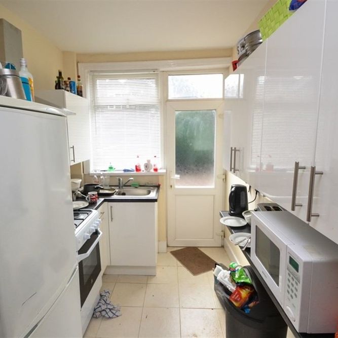 4 Bedroom Semi Detached To Rent in Lenton - Photo 1