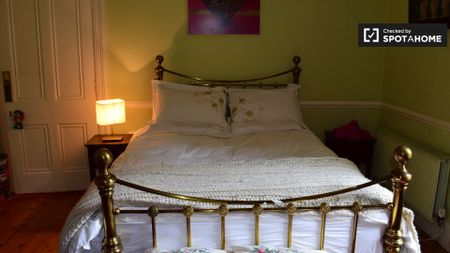 Decorated room in 5-bedroom apartment in Churchtown, Dublin - Photo 5