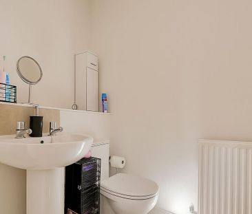 3 bedroom end of terrace house to rent - Photo 2