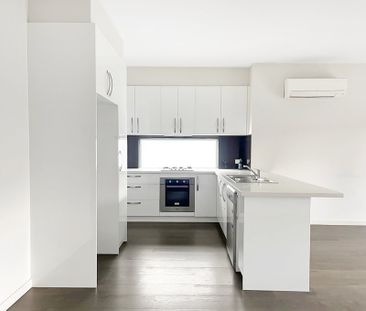 STUNNING 3 BEDROOM TOWNHOUSE IN A PRIME LOCATION - Photo 4