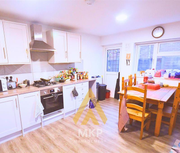 5 bedroom end of terrace house to rent - Photo 2
