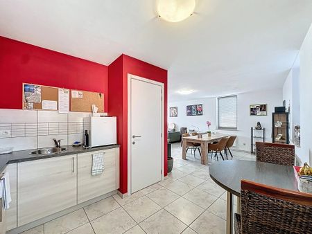 Ruim appartement in het centrum met groot terras, 1 slaapkamer, staanplaats en berging. - Foto 5