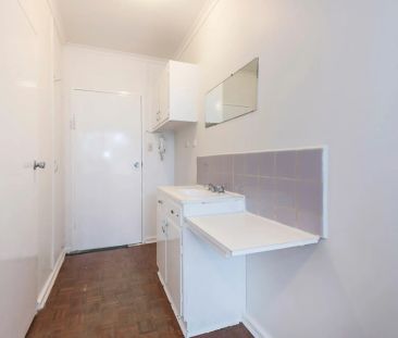 Studio Apartment with New Split System – Comfort and Convenience! - Photo 2