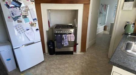 NICE AND TIDY 4x bedroom flat in a great location. - Photo 2