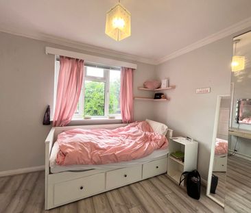 Calvert Close, Aldershot, Hampshire, GU12 - Photo 5