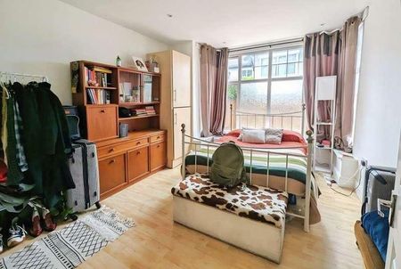 York Road, Woking, Surrey, GU22 - Photo 3