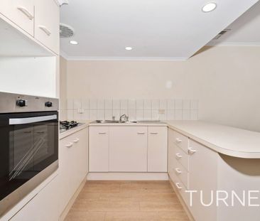 Three bedroom townhouse in convenient location - Photo 5