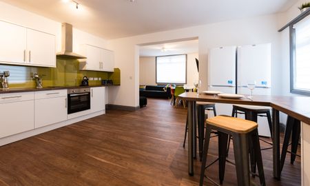 11 Bed Professional HMO, 5 Ensuite Rooms & 3 Communal bathrooms Room 2 - Photo 3