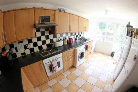 1 bedroom in a flat share to rent - Photo 3