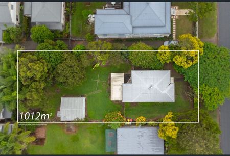 CHARMING COTTAGE ON LARGE BLOCK WITH SHED - WALK TO SCHOOLS, PUBLIC TRANSPORT - Photo 4