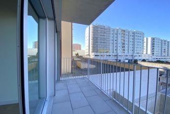 Apartamento T1 para Arrendamento com Varanda e Lugar de Estacionamento em Paranhos