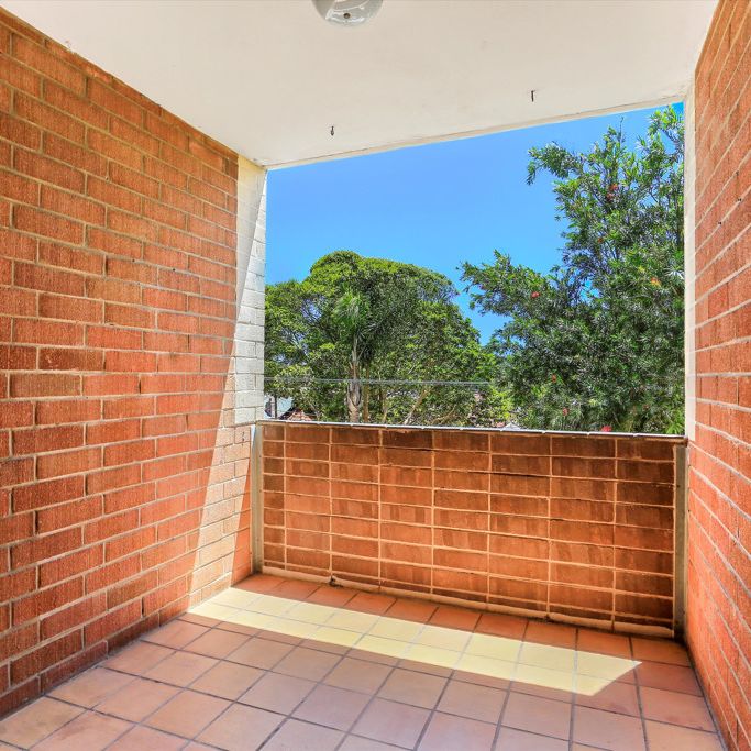 Beautifully Renovated Oversized Apartment - Freshly Painted throughout - Photo 1