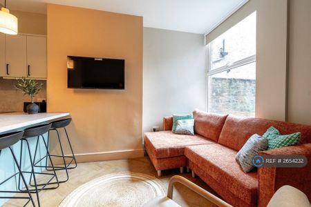 1 bedroom in a house share to rent - Photo 2