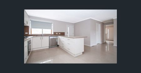 SPACIOUS 3-BEDROOM HOME - Photo 4