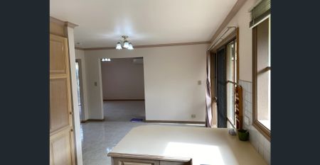 2 BED UNIT IN CENTRAL LOCATION IN DONCASTER EAST & IN EAST DONCASTER SECONDARY COLLEGE & BEVERLEY HILLS PS SCHOOL ZONE - Photo 2