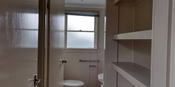 TIDY BEDSIT - Photo 3