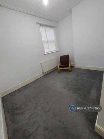 3 bedroom flat to rent - Photo 3